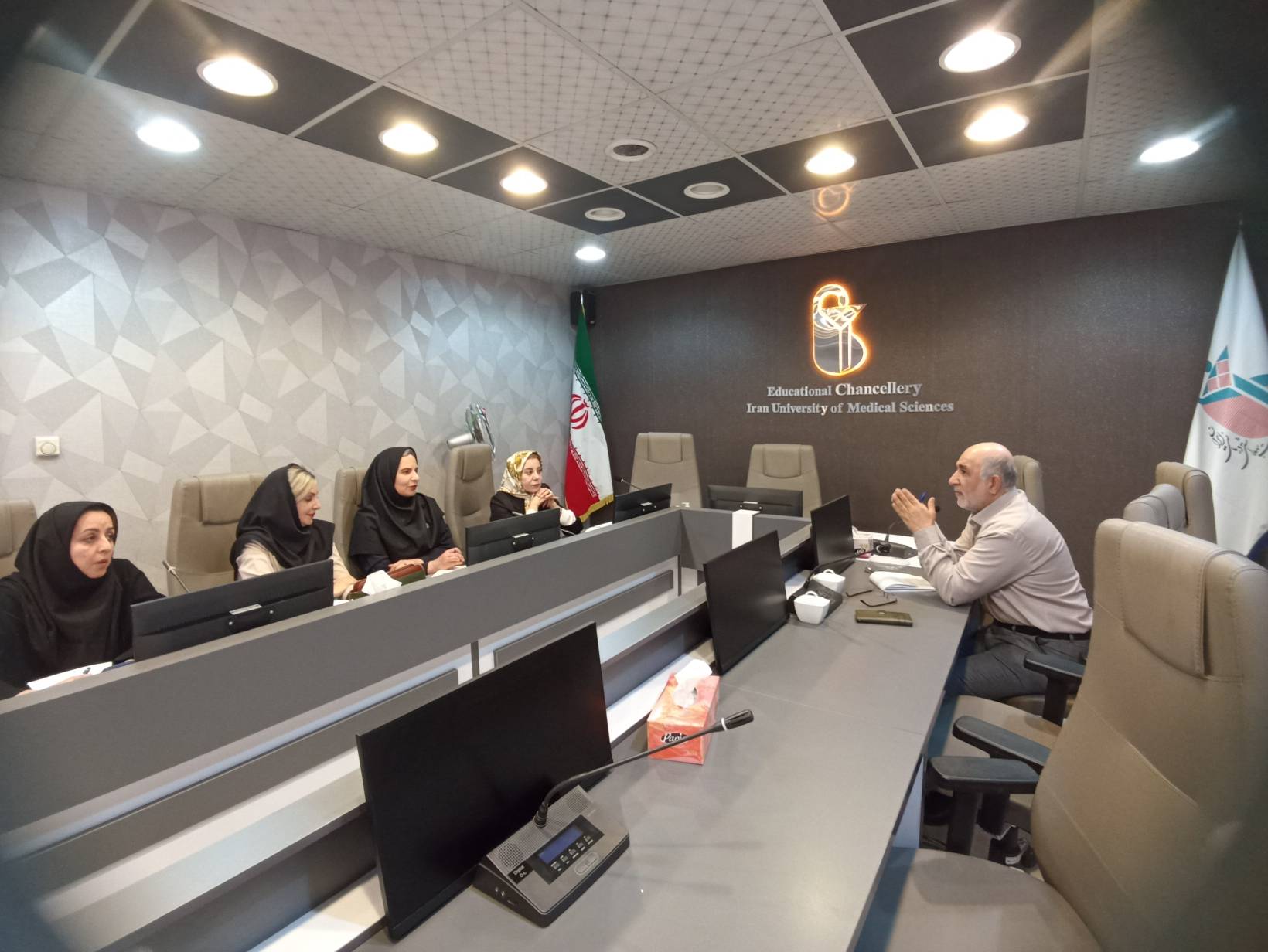    جلسه آشنایی سرپرست معاونت آموزشی دانشگاه با همکاران مدیریت ارزیابی و اعتباربخشی برگزار شد