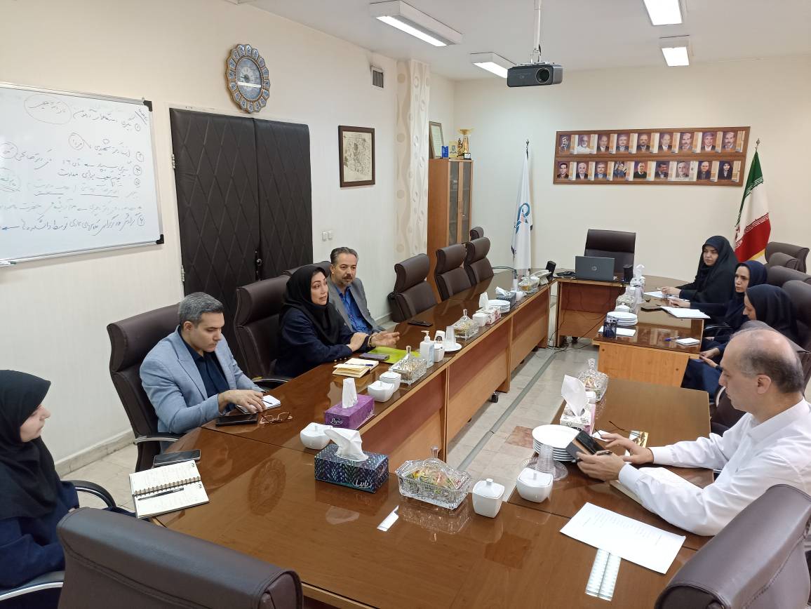 نشست صمیمانه معاون آموزشی با دانشکده داروسازی